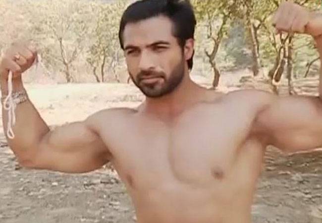 देखिए शमशान में अहम का बॉडी शो