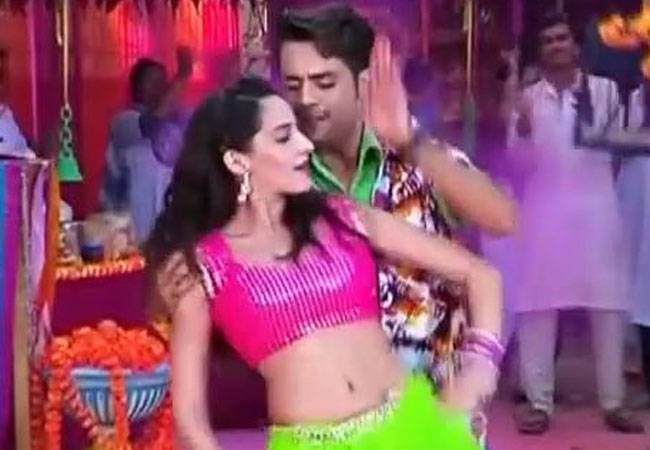 देखिए होली के रंग सितारों के संग