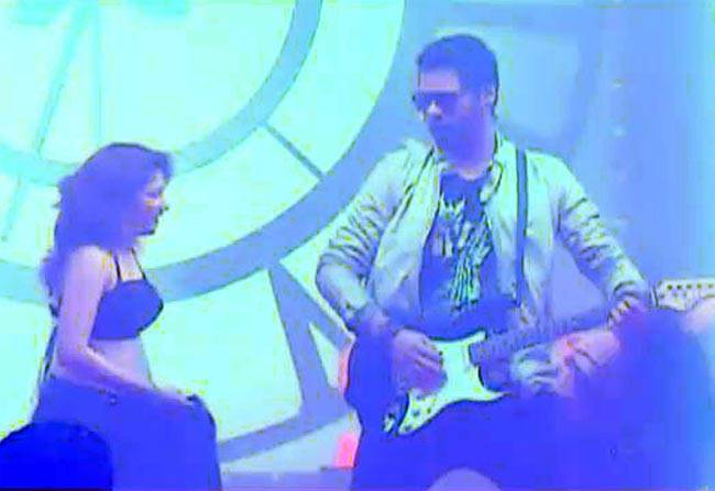 अभि पर चढ़ा प्यार को गुनगुनाने का फितूर!