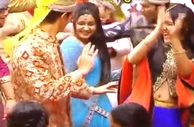 भतीजी की शादी में अक्षरा का नया अवतार