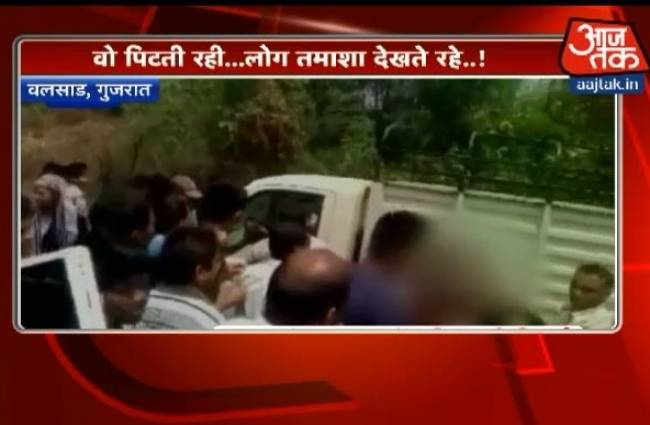 भीड़ ने महिला को पीटा