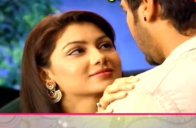 कम होने लगी हैं प्रज्ञा-अभि के बीच दूरियां