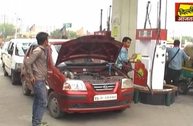 स्टीकर्स के लिए कार मालिकों को सीजीओ ऑफिस के लगाने पड़ रहे चक्कर