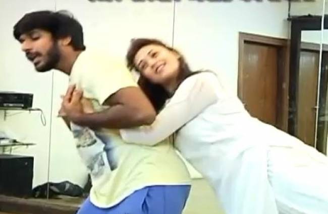 दोनों ने की 6 कंमाडों की धुनाई