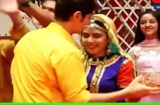 संगीत में अक्षरा ने लगाए ठुमके