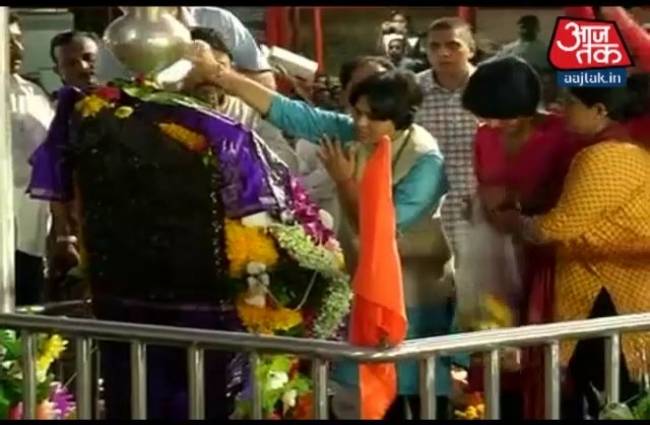 शनि शिंगणापुर मंदिर में तृप्ति देसाई ने तेल चढ़ाया