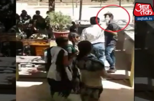 छात्राओं पर कमेंट करता था युवक