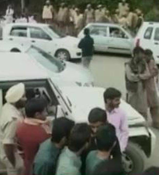 NIT विवाद पर छात्रों ने किया जम्मू-श्रीनगर हाईवे जाम