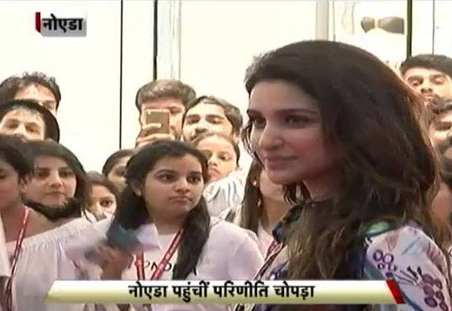 नोएडा में परिणीति ने फैन्स के साथ की मस्ती