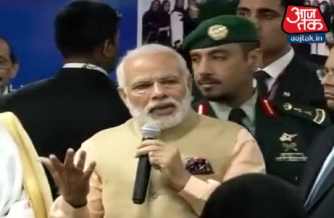 रियाद में टीसीएस के महिला कर्मचारियों से मिलते मोदी