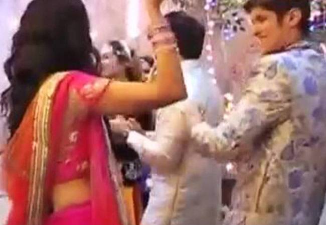 देखिए बेटे की सगाई में मम्मी-पापा का अनोखा अंदाज