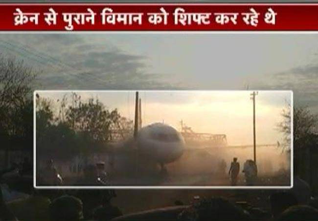 हैदराबाद में एअर इंडिया का विमान रैलिंग से भिड़ा