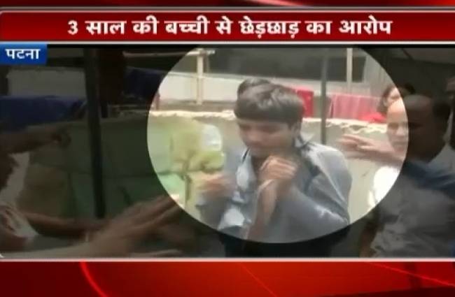 परिजनों और पड़ोसियों ने स्कूल में की शिक्षक की पिटाई