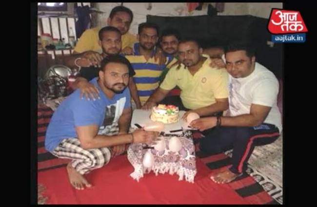 जेल में केक काटकर जन्मदिन मनाते कैदी