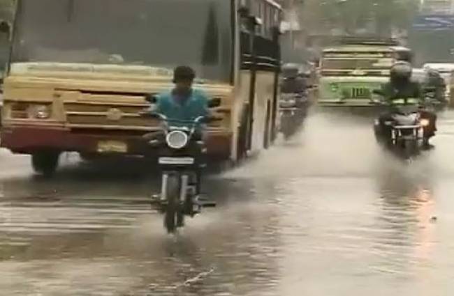 लगातार बरसते पानी की वजह से कई जगह लगा लंबा जाम