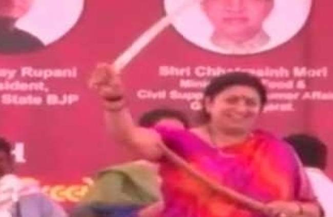 स्मृति-प्रियंका के बीच छिड़ी वॉर