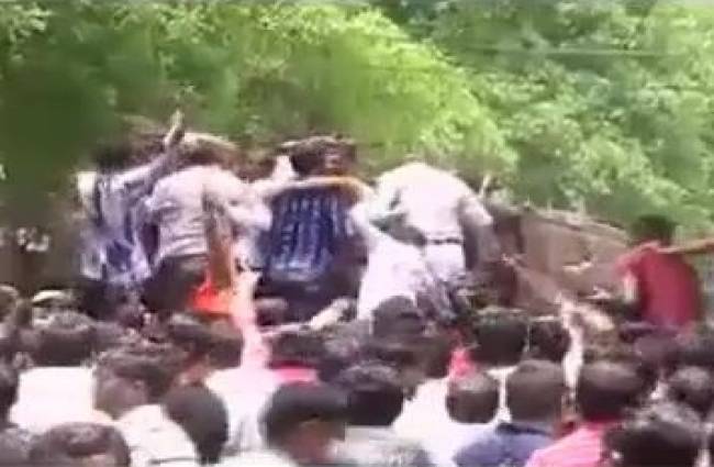 दिल्ली में पानी के संकट को लेकर हो रहा है प्रदर्शन