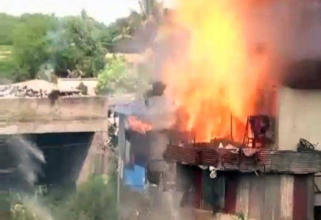 पुणे में झुग्गियों में लगी भीषण आग