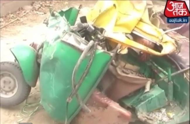 नोएडा में ऑटो से भिड़ी दो बसें, दो की मौत