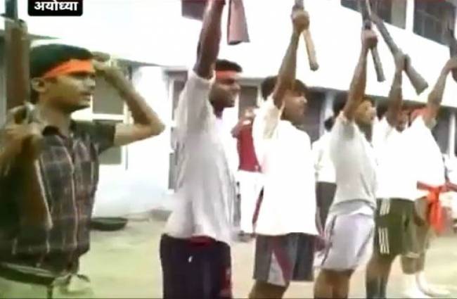 बजरंग दल के कार्यकर्ता हथियार ट्रेनिंग लेेते हुए