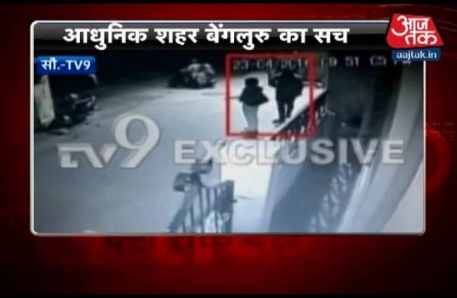 बंगलुरु में खुलेआम लड़की से छेड़छाड़!