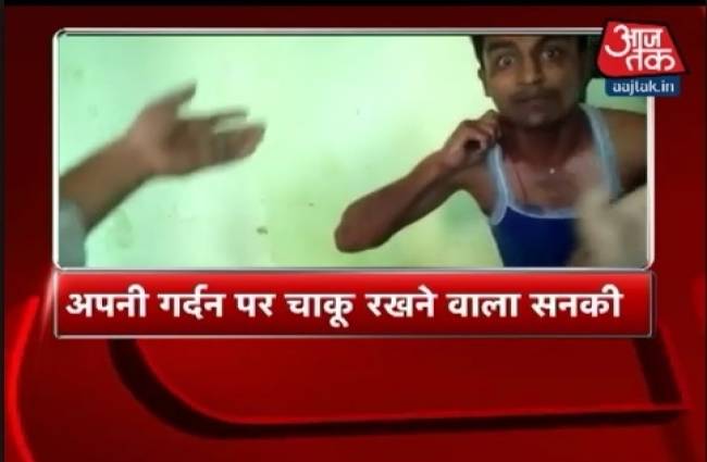 गिरफ्तार करने आए पुलिसवालों के सामने चाकू दिखाकर किया ड्रामा