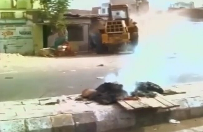 भीड़ ने फूंकी कई गाड़ियां