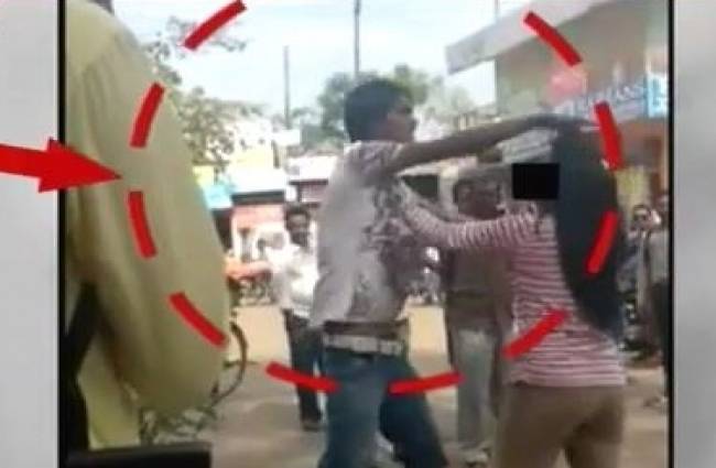 लड़की ने दिलेरी दिखा कर लड़के को चप्पल से पीटा