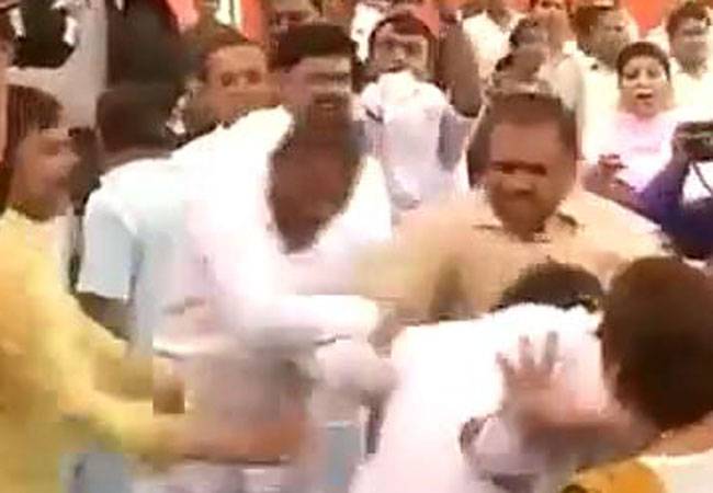 BJP पार्षद ने की AAP के पार्षद की पिटाई