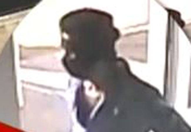 बदमाश ने ATM में युवक को मारा चाकू