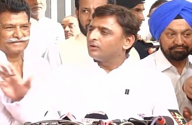 अखिलेश ने मौर्य को बताया शानदार नेता