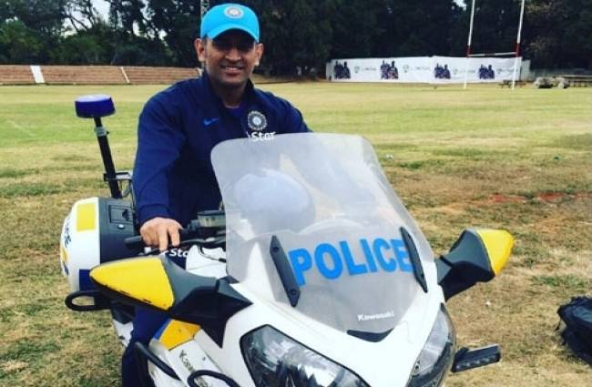 धोनी ने की पुलिस की बाइक पर मस्ती!