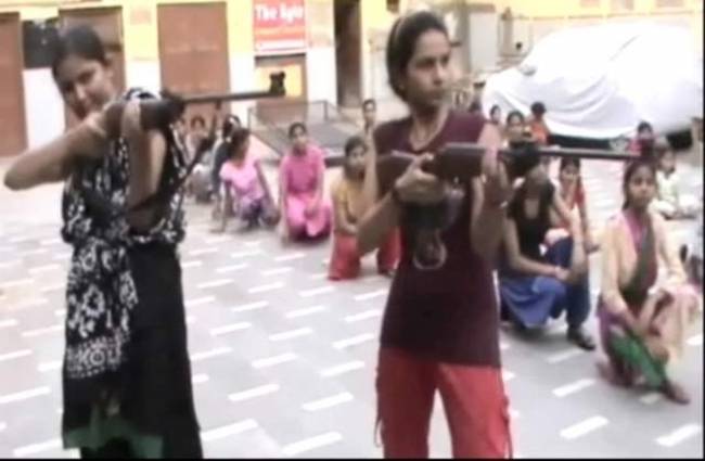 बंदूक चलाने का प्रशिक्षण लेती लड़कियां