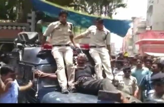 जूतों से गुंडे को पीटती उज्जैन पुलिस