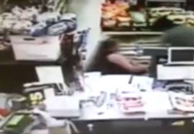 जब बहादुर मां ने बदमाश को सिखाया सबक!