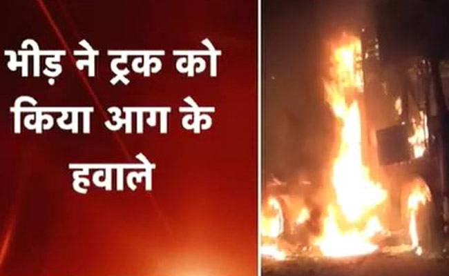 मथुरा में गायों से भरे ट्रक पर फूटा लोगों का गुस्सा