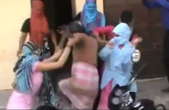 म्यूजिक टीचर की स्टूडेंट्स ने की जमकर पिटाई