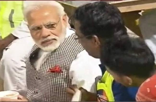 भारतीय मजदूरों के साथ पीएम