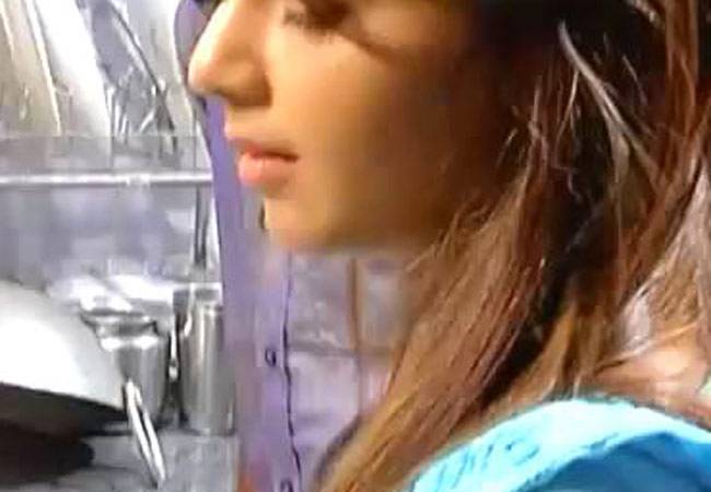 कदम-कदम पर संध्या के दुश्मन!