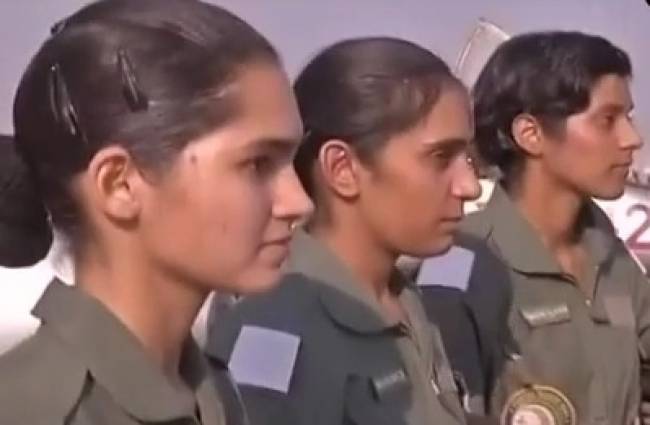फाइटर प्लेन की पायलट बनी तीन महिलाएं