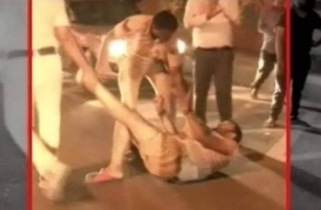 युवक को काबू में करती पुलिस