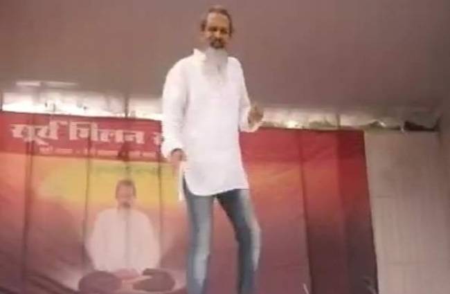 योग गुरु ने किया डांस