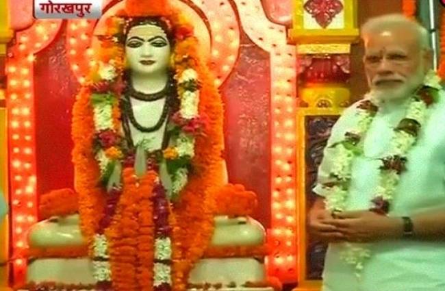 मंदिर में पीएम मोदी