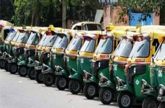 दिल्ली के मिंटो रोड पर सैकड़ों ऑटो खड़े
