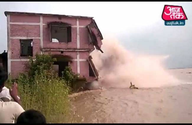 गंगा की गोद में समाते स्कूल का लाइव Video