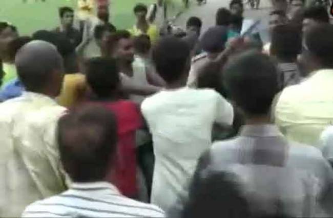 बीच सड़क पर पुलिसकर्मी की पिटाई