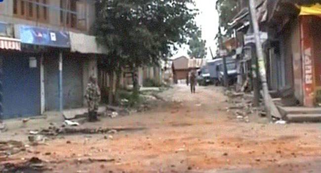 श्रीनगर में 11 जगहों पर लगा कर्फ्यू