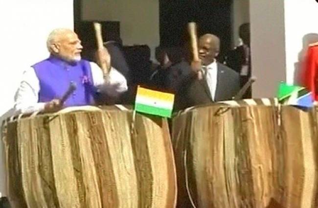 तंजानिया में मोदी ने बजाया ड्रम