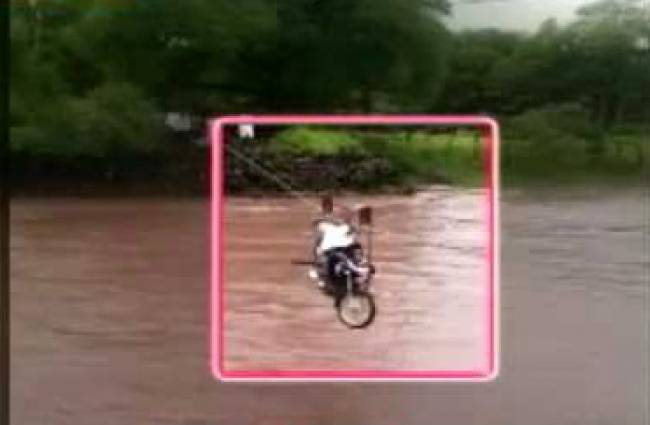 नाला पार करने के लिए जोखिम में जान