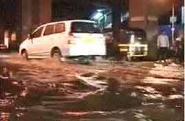 सड़कों पर भरा पानी